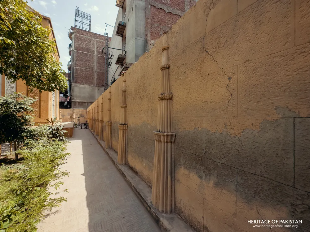 Boundary wall with a row of fluted column shafts