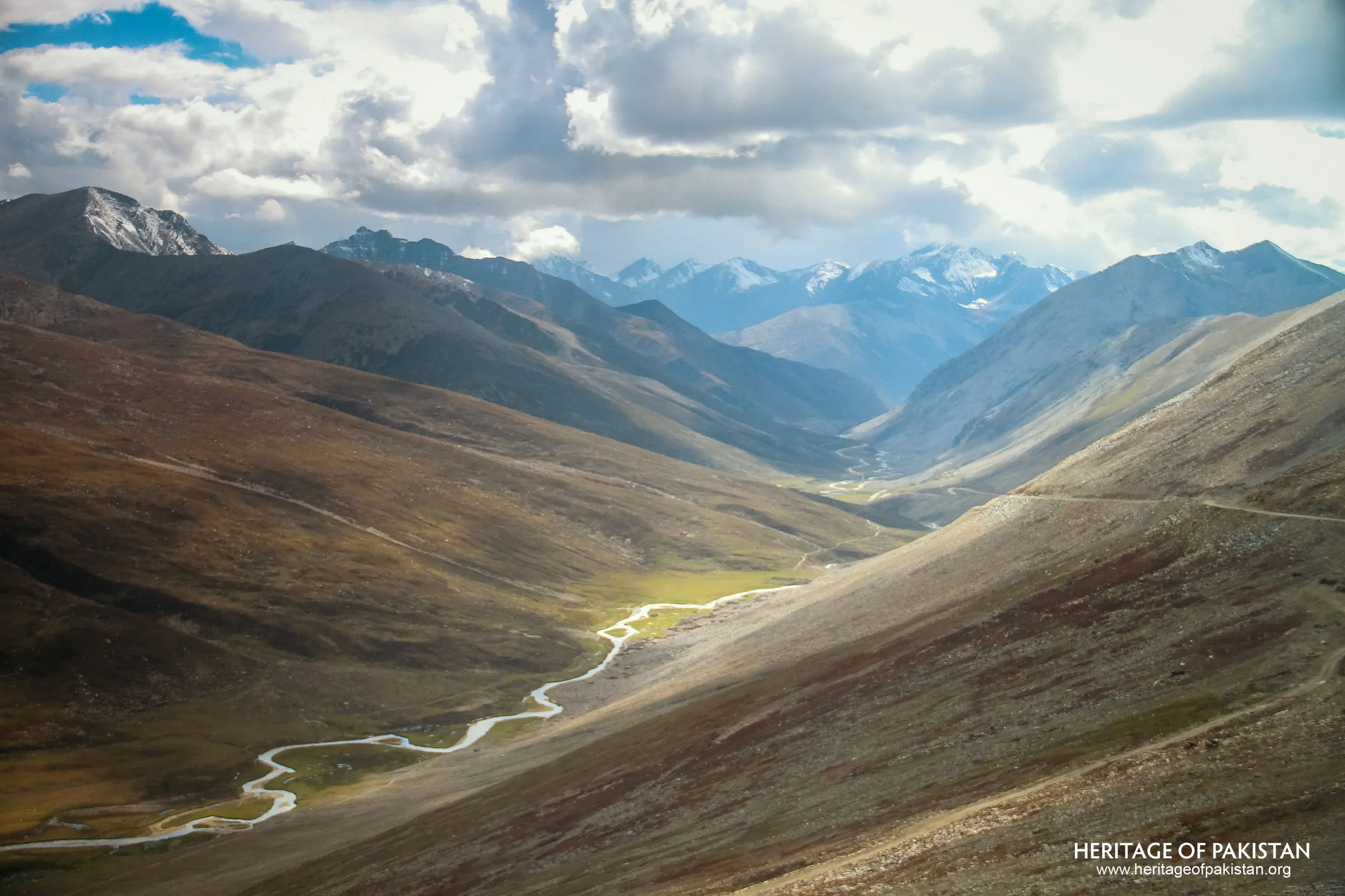 This high mountain pass connects the Kaghan Valley to Chilas and the north.