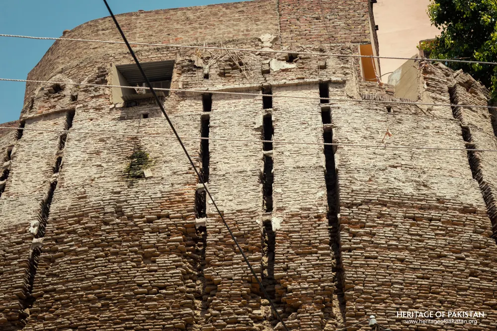 Close-up of Pakka Qila's rampart showing buttress ribs and small square window openings