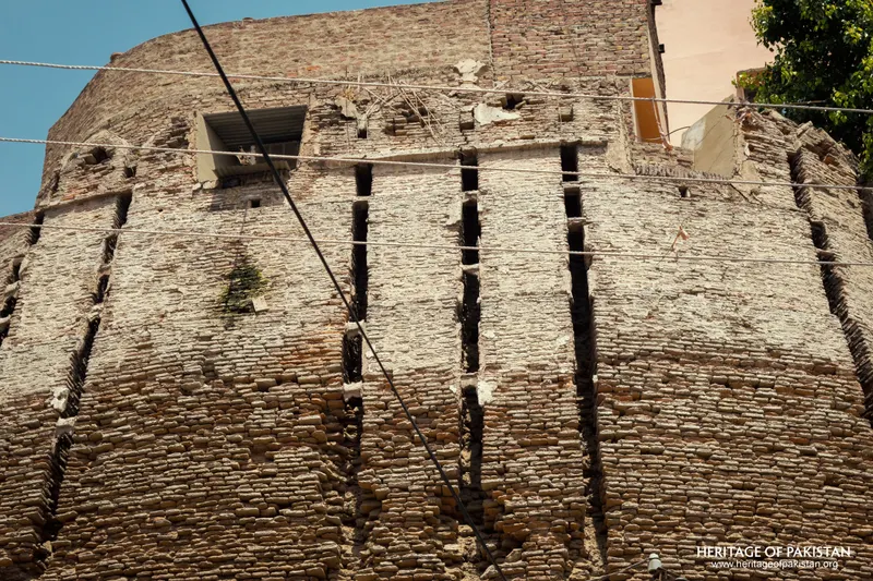 Close-up of Pakka Qila's rampart showing buttress ribs and small square window openings