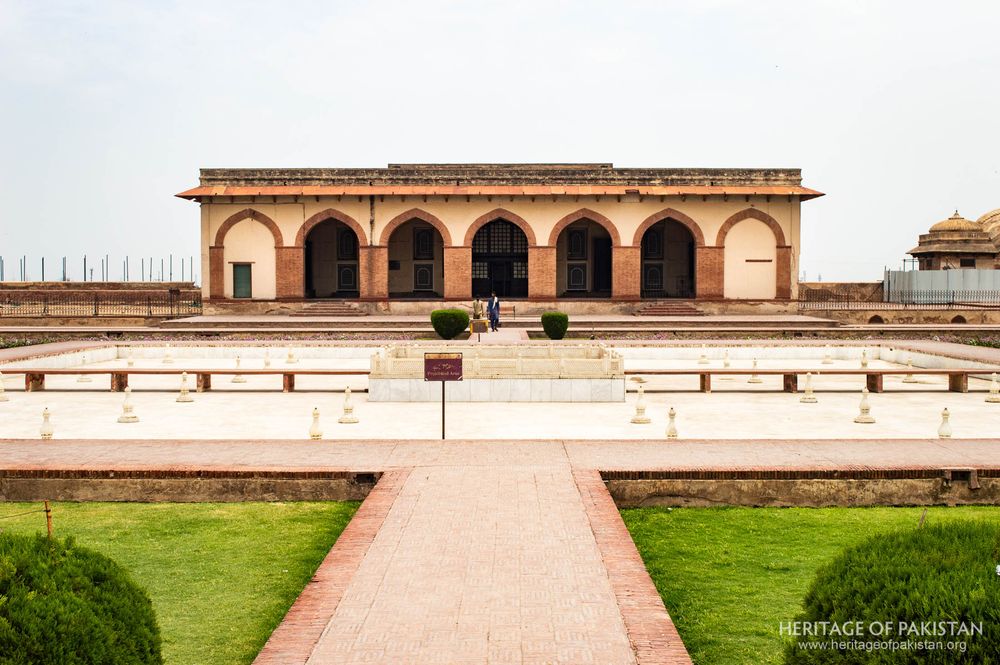 Central axial approach leads to the arched hall, Jahangir's Quadrangle